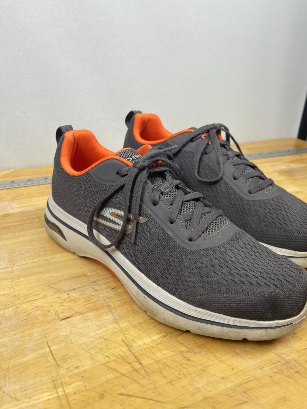 Skechers GOwalk Arch Fit Gray Orange Walking Shoes Men’s Size 10.5